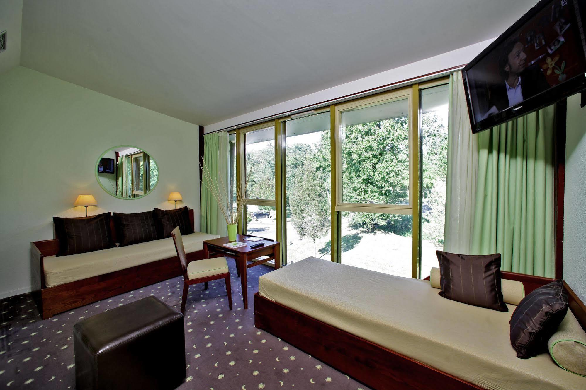 Logis Des Lacs D'Halco Hagetmau Exterior photo